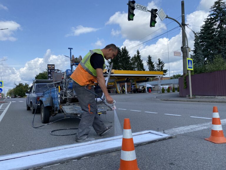 Чіткіші смуги та переходи для безпечнішого руху: у Вінниці оновлюють дорожню розмітку (ФОТО)