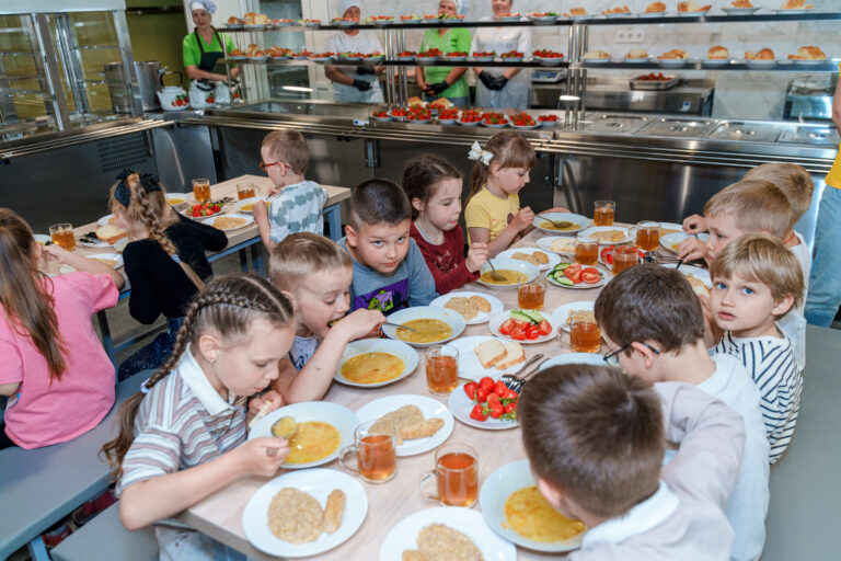 У Вінниці шукають кухарів і посудомийниць до шкільних їдалень: які умови пропонують