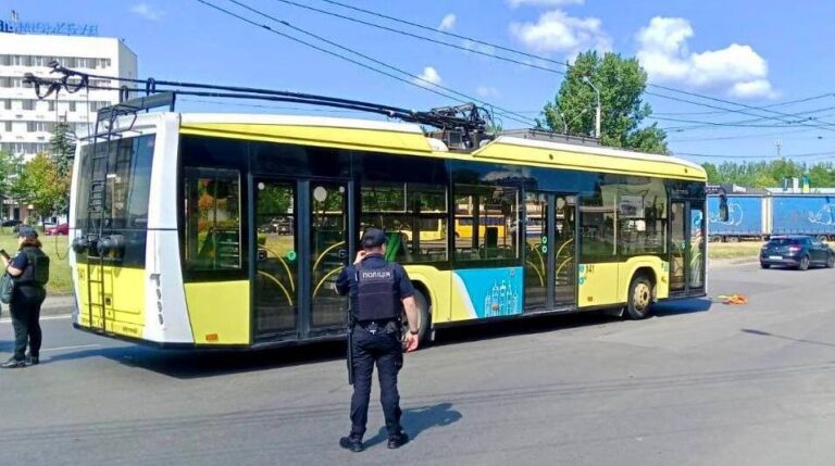У Львові посеред дороги виявили гранату