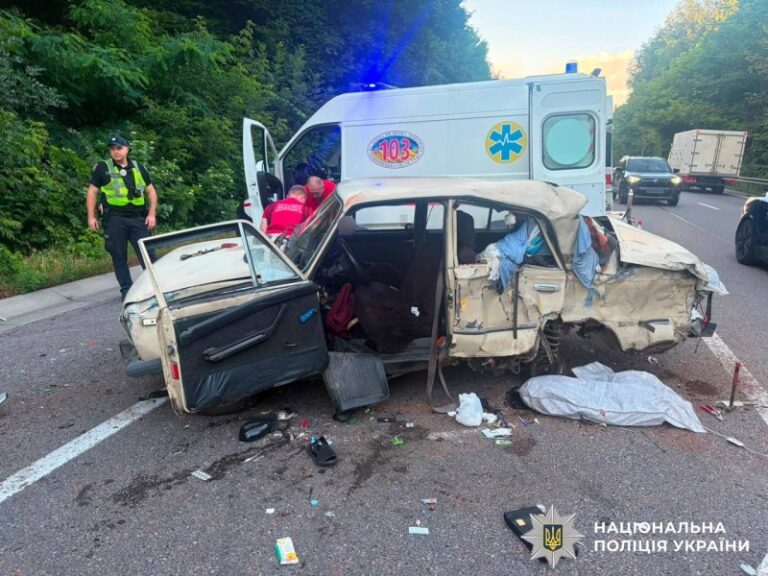 На об’їзній дорозі Вінниці сталася ДТП за участю трьох авто: двоє людей у лікарні