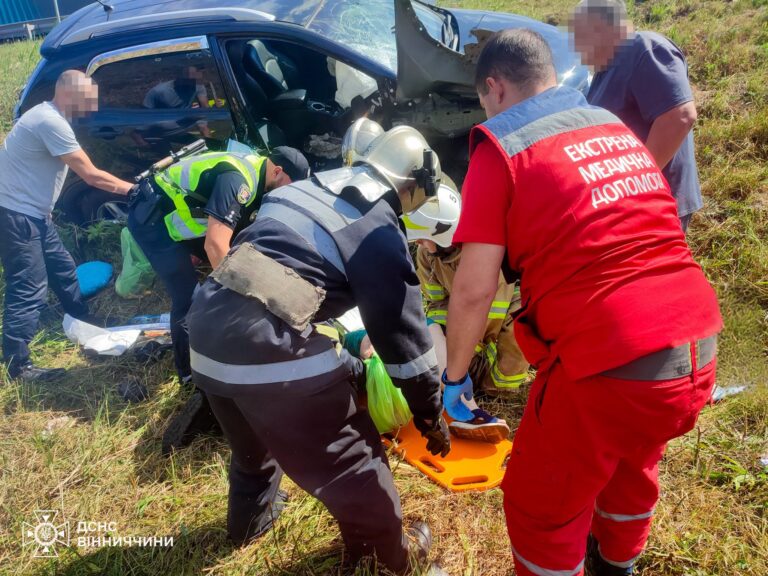 Моторошна ДТП поблизу Вінниці: 61-річну пасажирку рятувальники вирізати з автомобіля