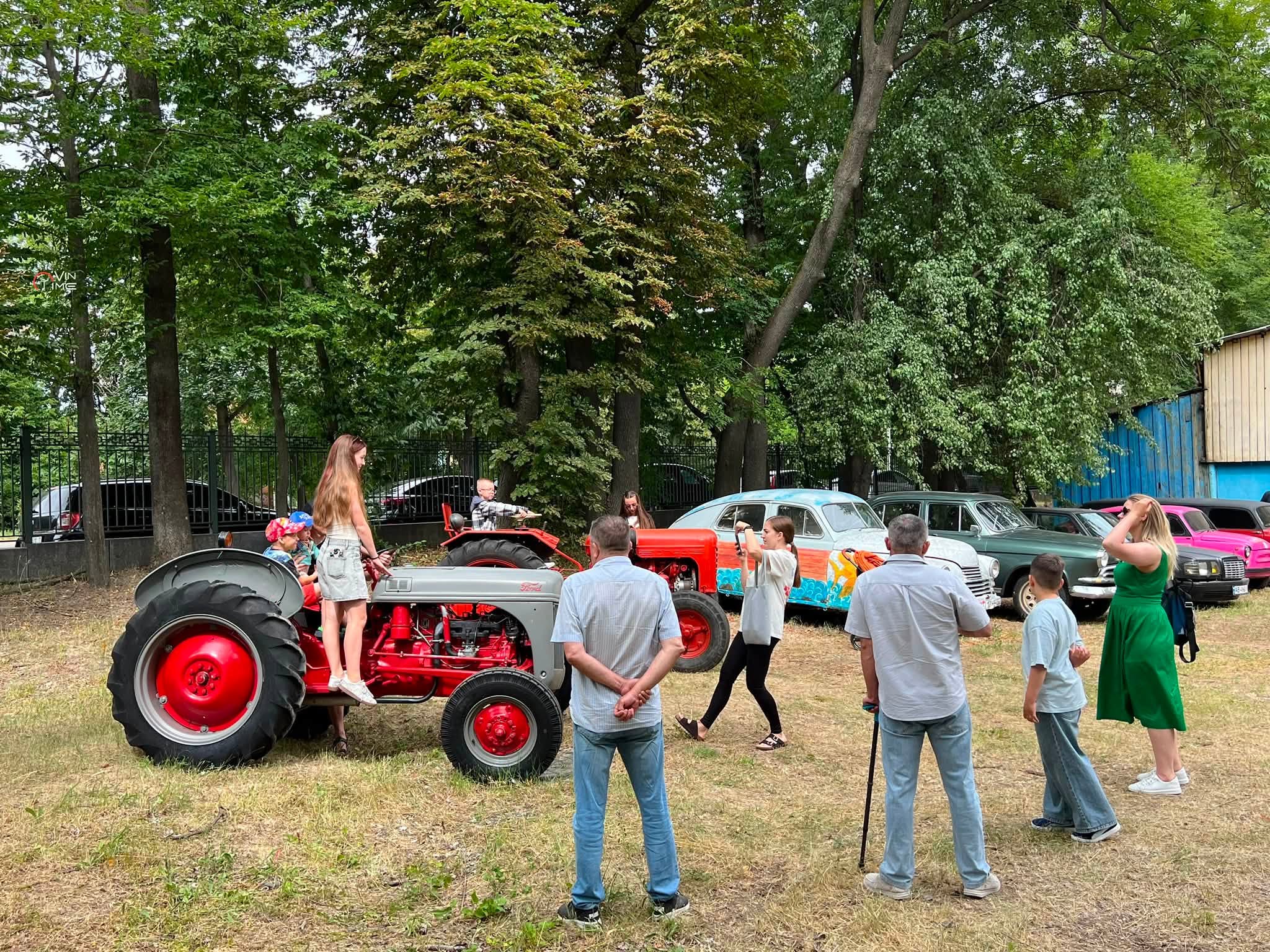 У Вінниці провели фестиваль «Вінниця вінтажна: Смаки традицій» з ретроавтівками, гастрономією та благодійністю
