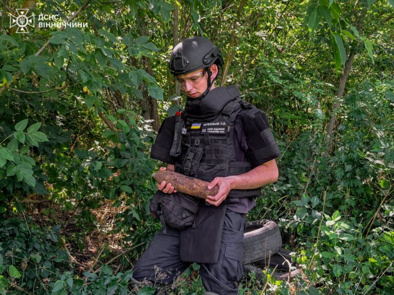 На Вінниччині у дворі будинку знайшли снаряд