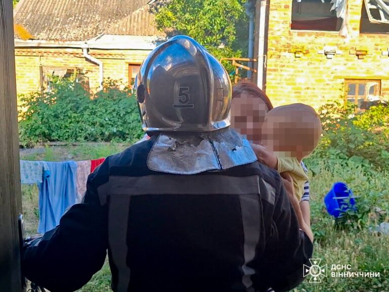 Мати не могла потрапити до сина: у Вінниці рятувальники визволили трирічного хлопчика
