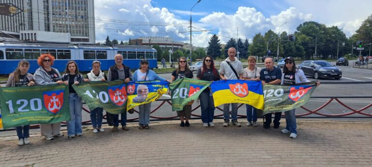 Вінничани вийшли на акцію підтримки полонених та зниклих безвісти захисників