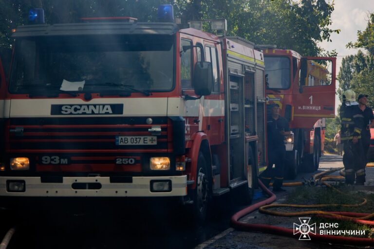 Масштабна пожежа у Вінниці: рятувальники врятували сусідні оселі від вогню