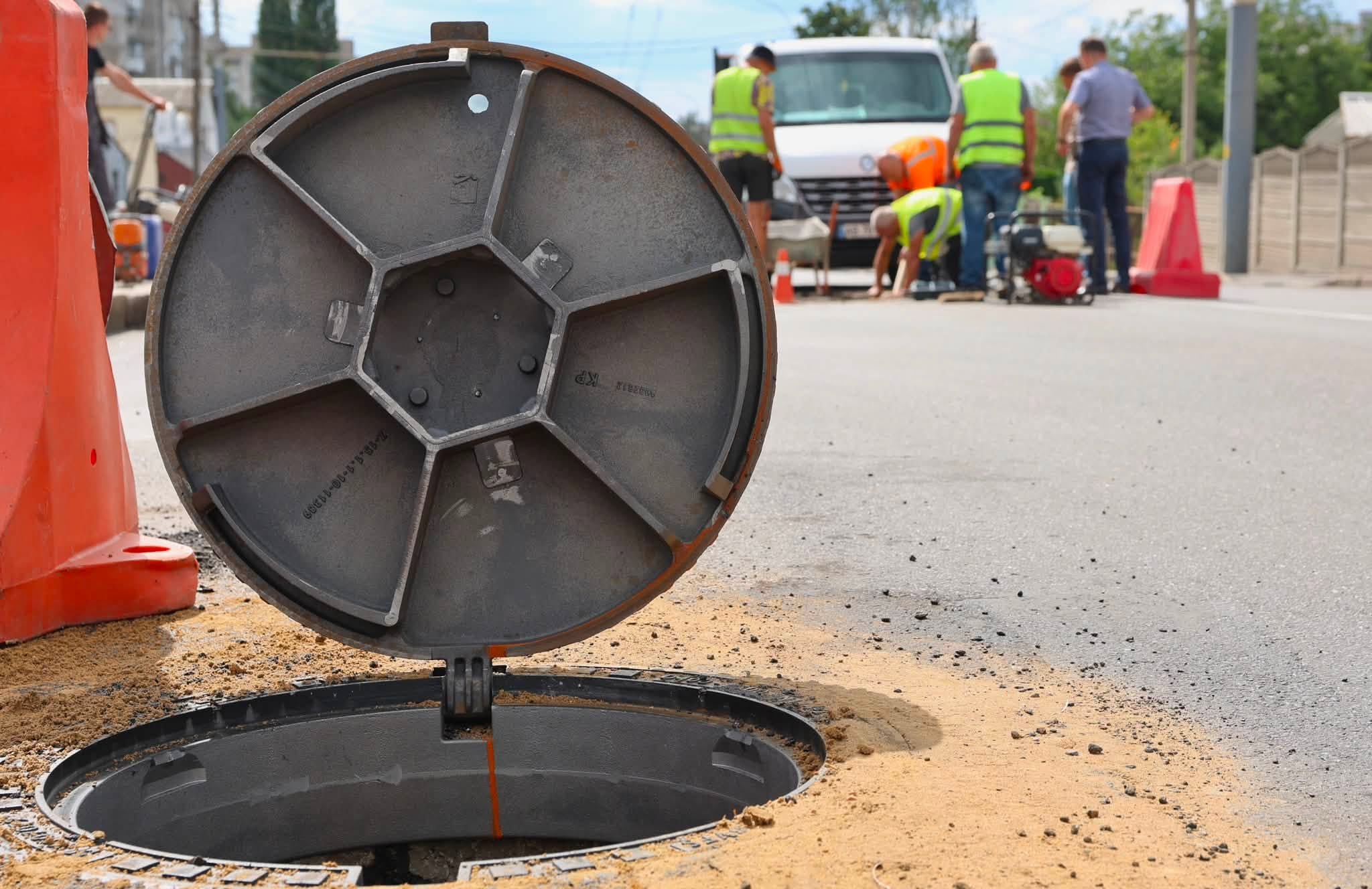 Без шуму та просідань: у Вінниці почали встановлювати сучасні люки