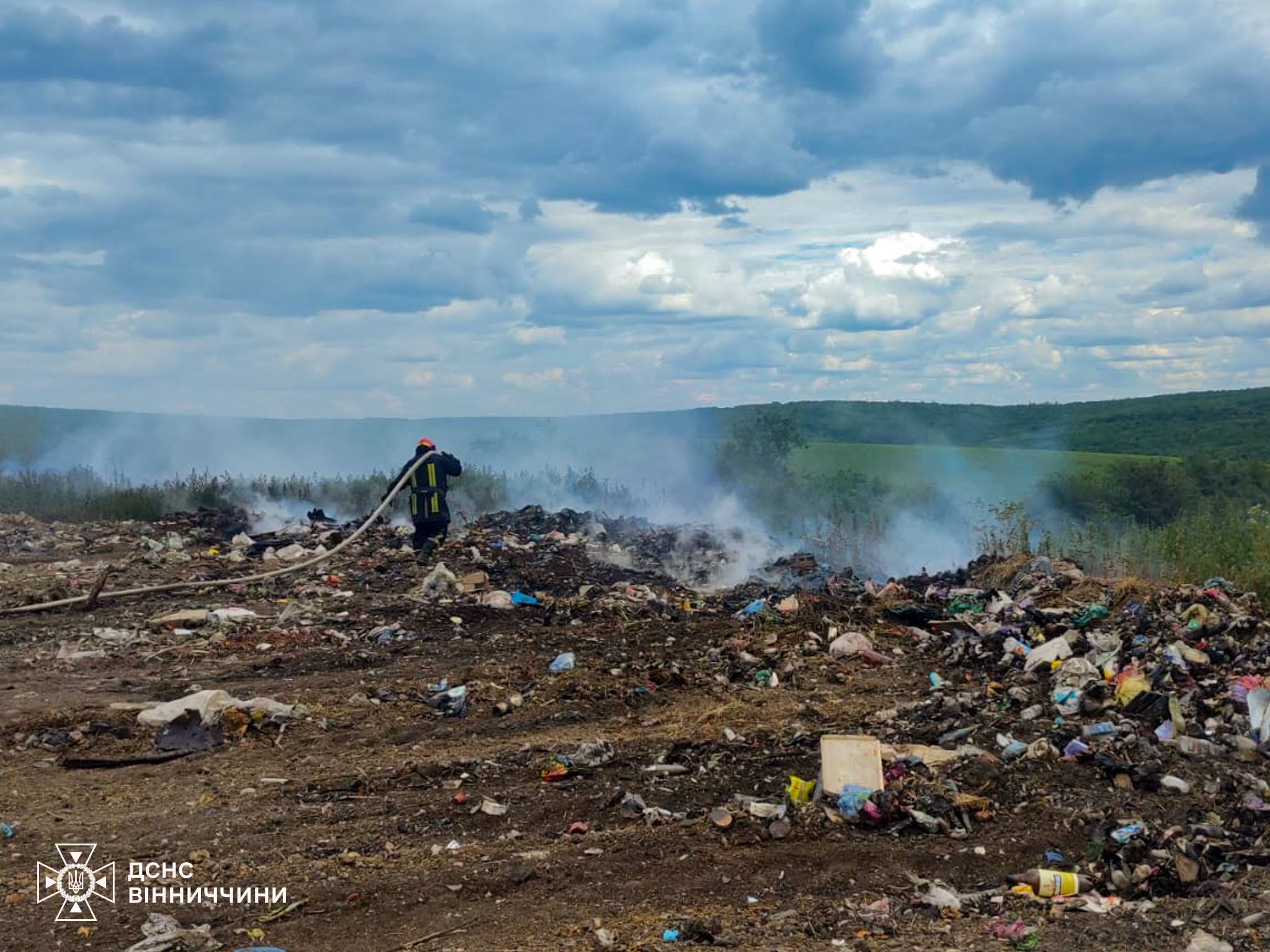 У Калинівці горіло підприємство, а в Немирівській громаді — сіно: які наслідки пожеж