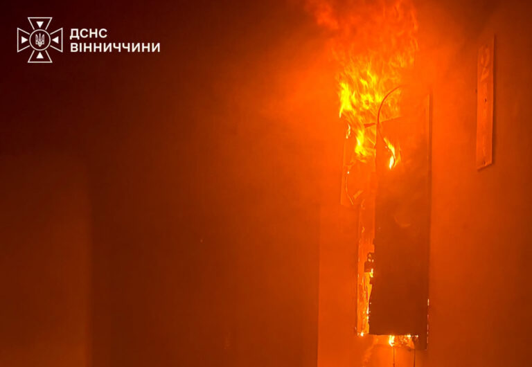 Пожежа у вінницькій багатоповерхівці: через задимлення рятувальники евакуювали людей