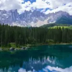Де в Україні можна побачити «рожеве» озеро