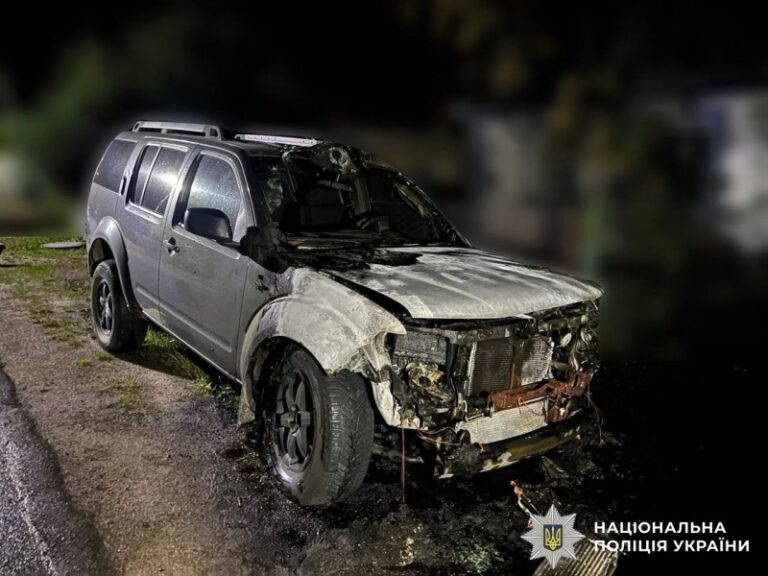 Підліток у Гнівані підпалив автомобіль Захисника
