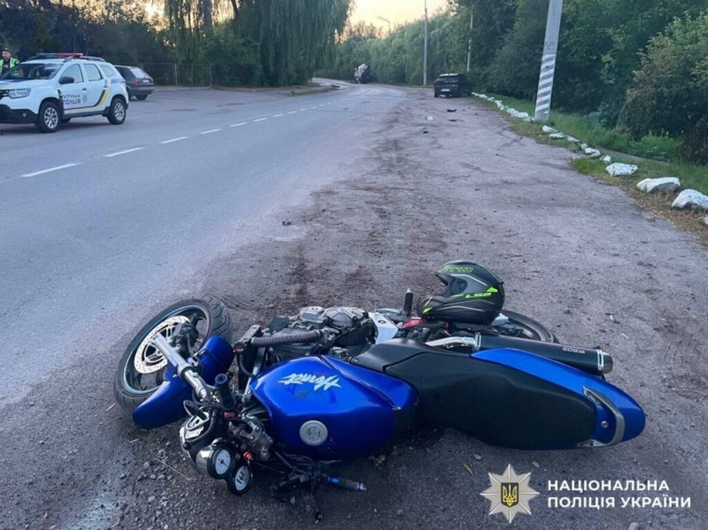 У Калинівці мотоцикл врізався у припарковане авто: двоє людей у лікарні