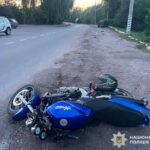 У Калинівці мотоцикл врізався у припарковане авто: двоє людей у лікарні