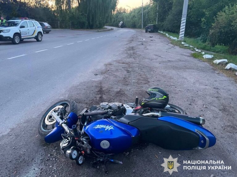 У Калинівці мотоцикл врізався у припарковане авто: двоє людей у лікарні