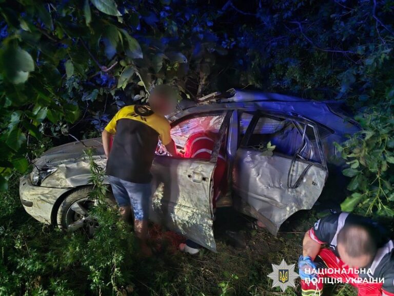Трагічна ніч на Гайсинщині: ДТП забрала життя жінки, постраждав підліток