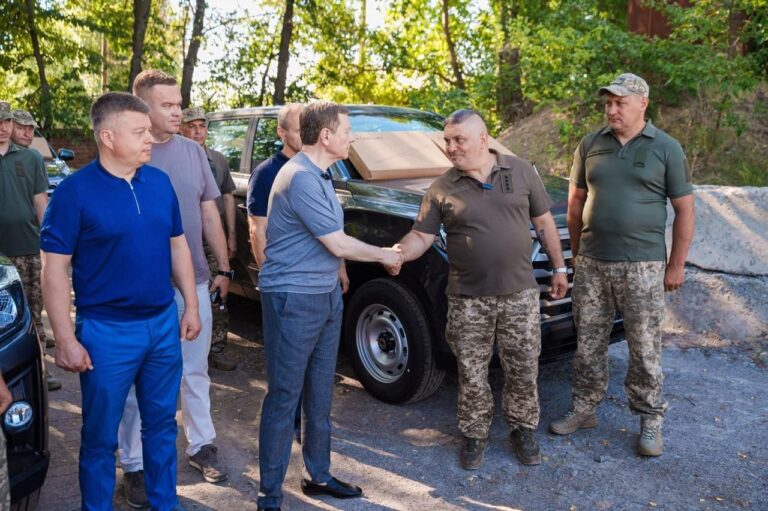 Пять пікапів та 10 Starlink передав Міжрегіональний координаційний гуманітарний штаб одному з підрозділів ППО Вінниччини