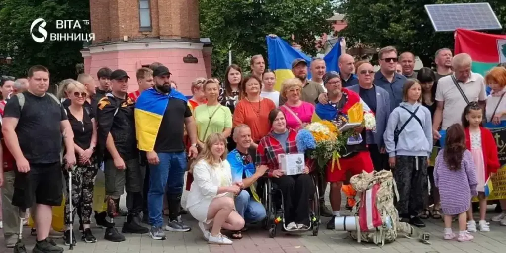 Понад 1400 кілометрів заради ЗСУ: Вінниця зустріла мандрівника з Латвії