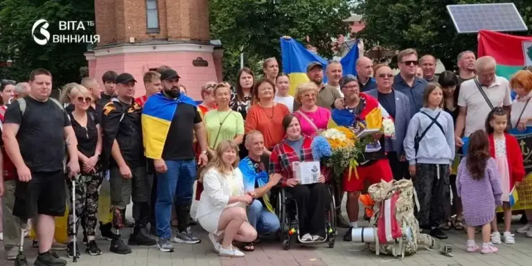 Понад 1400 кілометрів заради ЗСУ: Вінниця зустріла мандрівника з Латвії