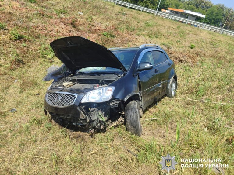 На трасі перекинувся Volkswagen, під Вінницею авто злетіло в кювет