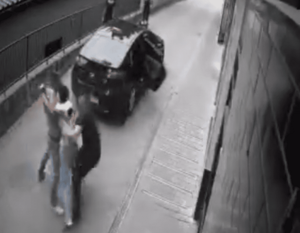 Відео з Вінниці сколихнуло мережу: біля ЖК «Авалон» хлопця силоміць затягнули в авто