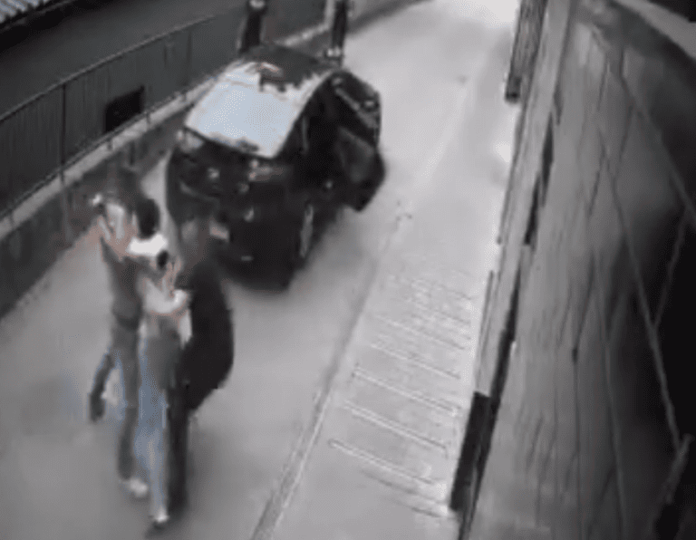 Відео з Вінниці сколихнуло мережу: біля ЖК «Авалон» хлопця силоміць затягнули в авто