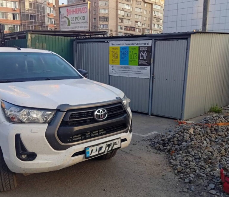 Припаркована біля контейнерів автівка завадила вивезенню сміття у Вінниці