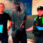 Поліцейські відмивали 5 годин: у Києві чоловік стрибнув у бочку зі смолою, щоб пограбувати магазин