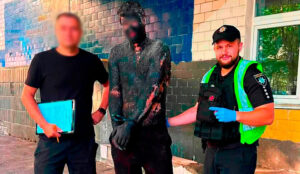 Поліцейські відмивали 5 годин: у Києві чоловік стрибнув у бочку зі смолою, щоб пограбувати магазин