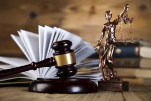 На Львівщині суд оштрафував матір, бо її 16-річна донька завагітніла