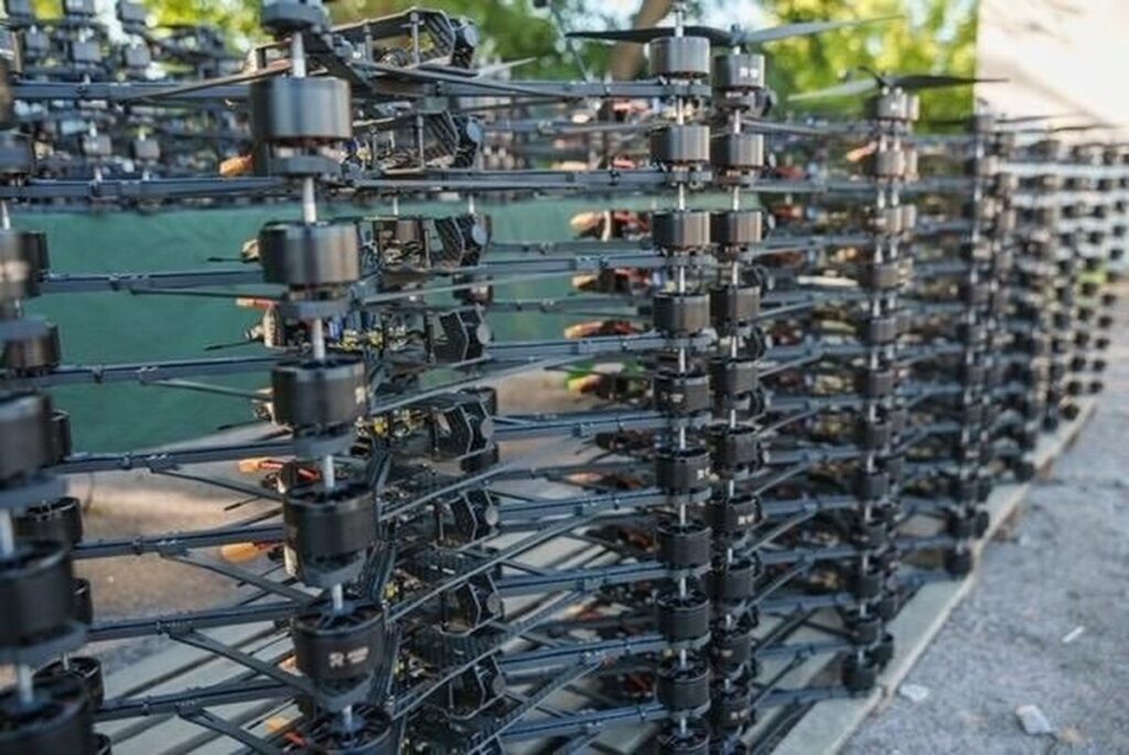 Чотири пікапи та 200 FPV-дронів Міжрегіональний координаційний гуманітарний штаб передав 120-й бригаді ТрО