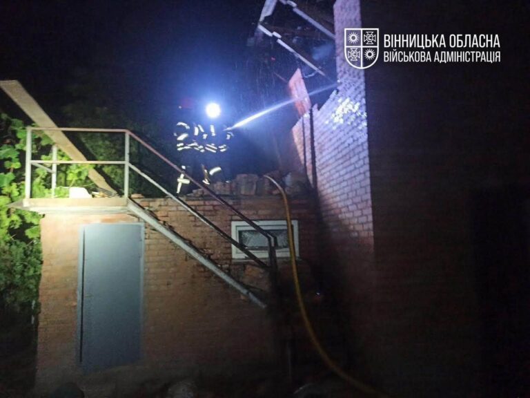 На Вінниччині внаслідок вечірньої атаки БпЛА загорівся приватний будинок