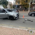 Mercedes зіткнувся з електросамокатом у центрі Вінниці: 25-річна дівчина в лікарні