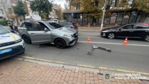 Mercedes зіткнувся з електросамокатом у центрі Вінниці: 25-річна дівчина в лікарні