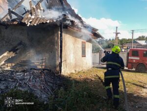 У Тульчинському районі вогонь ледь не знищив будинок: наслідки пожеж