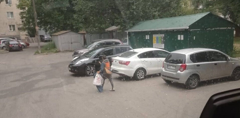 У Вінниці припарковані авто заблокували вивезення сміття біля контейнерного майданчика