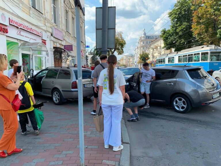 Аварія в центрі Вінниці: автівка в’їхала в аптеку