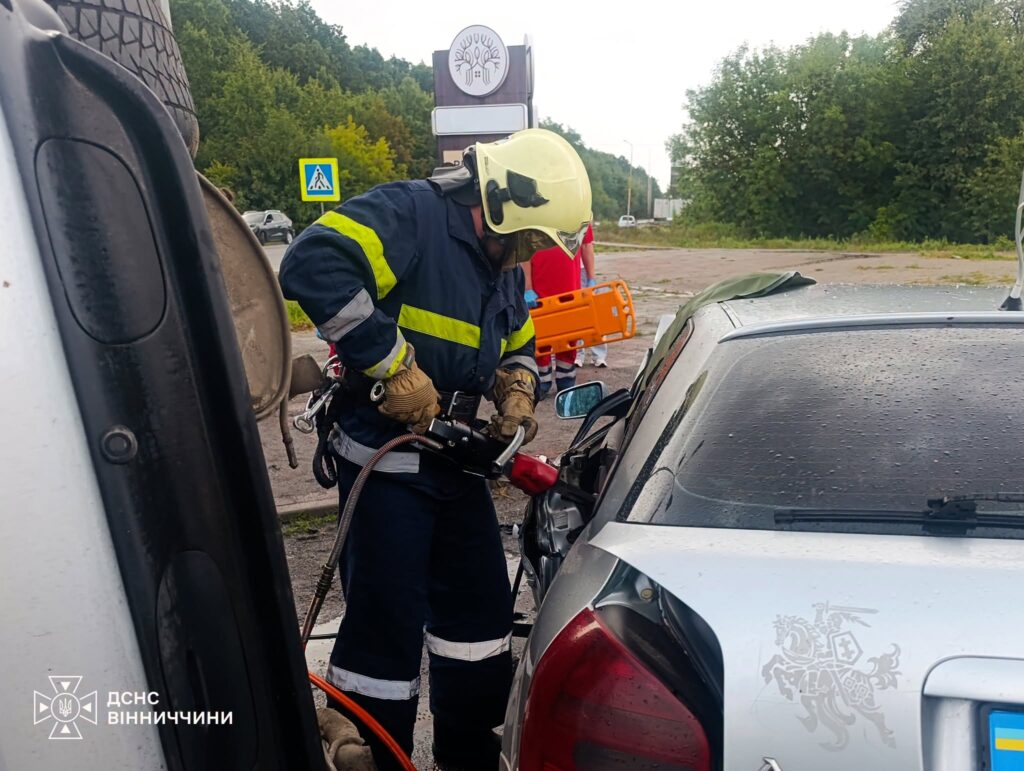 Два понівечені авто та заблокована водійка: на Вінниччині трапилася моторошна ДТП