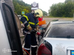 Два понівечені авто та заблокована водійка: на Вінниччині трапилася моторошна ДТП