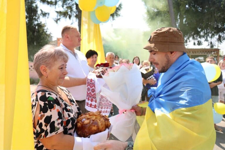Після двох років полону додому повернувся захисник із Вінниччини Костянтин Горнічанський