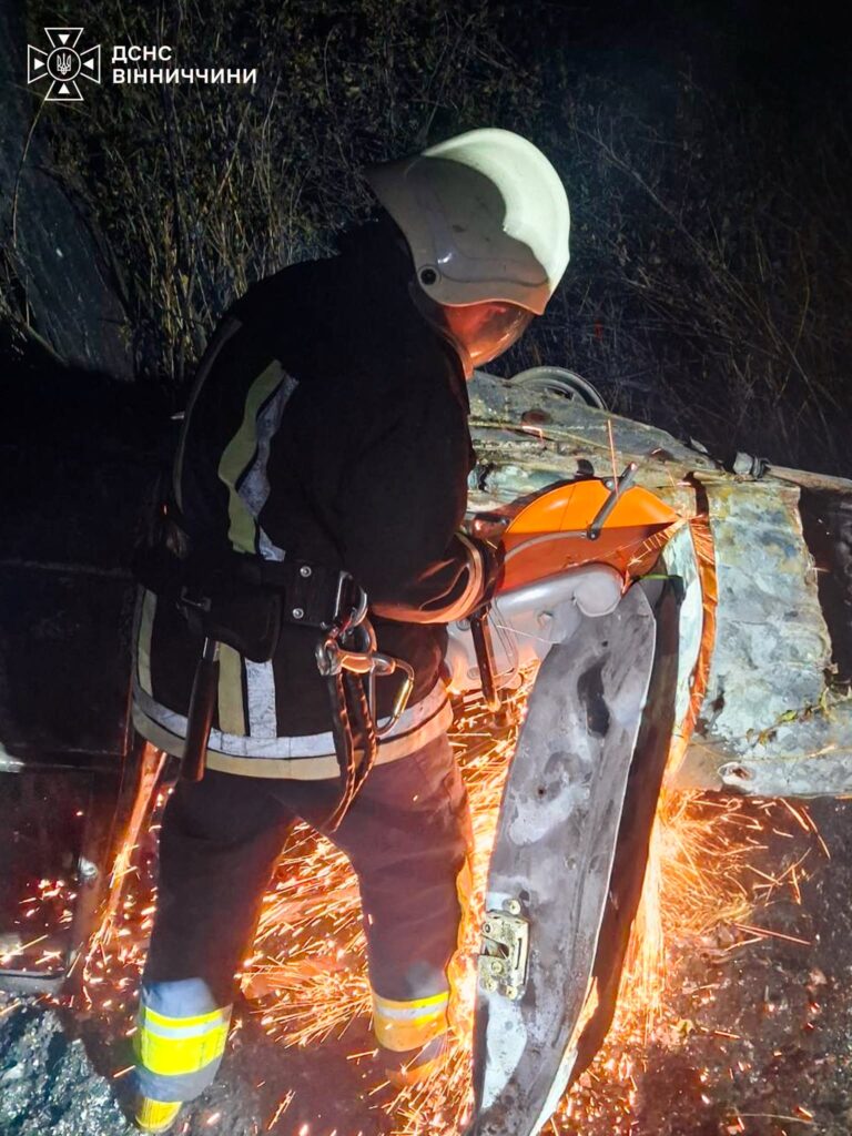 Нічна трагедія біля Сутисок: у палаючому авто загинула дитина
