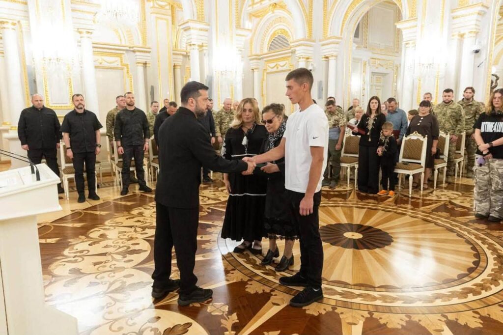 Родина загиблого прикордонника з Вінниччини отримала його нагороду від Президента