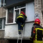 Зайшли через балкон, щоб врятувати: у Вінниці надзвичайники допомогли літній жінці