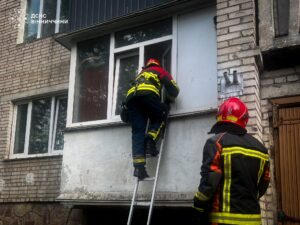 Зайшли через балкон, щоб врятувати: у Вінниці надзвичайники допомогли літній жінці