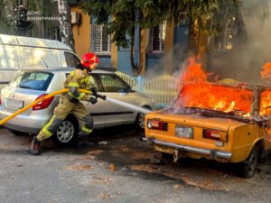 Пожежа на проспекті Юності: у Вінниці горів легковик