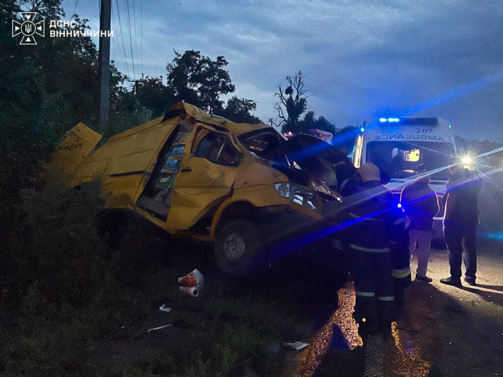 Аварія поблизу Гайсина: пасажир витягнув травмованого водія із автівки