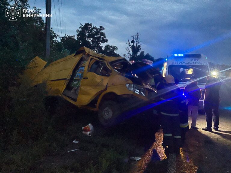 Аварія поблизу Гайсина: пасажир витягнув травмованого водія із автівки