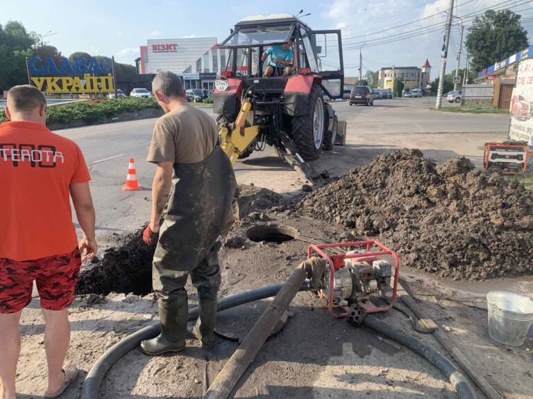 У Калинівці ліквідовують порив водогону по вулиці Незалежності