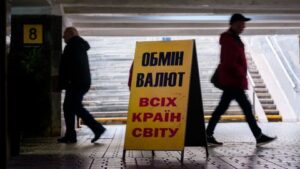 Долар дорожчає, євро перетнув 52 гривні: курс валют на 25 серпня