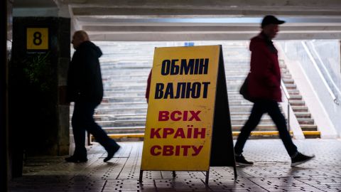 Долар дорожчає, євро перетнув 52 гривні: курс валют на 25 серпня