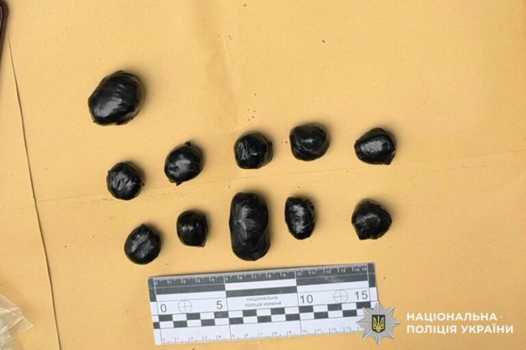 Розкладав наркотики по місту: у Вінниці затримали 30-річного чоловіка